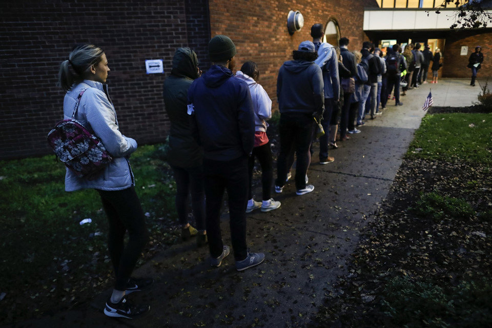 Bầu cử giữa kỳ Mỹ: Cử tri xếp hàng bỏ phiếu từ lúc trời chưa sáng