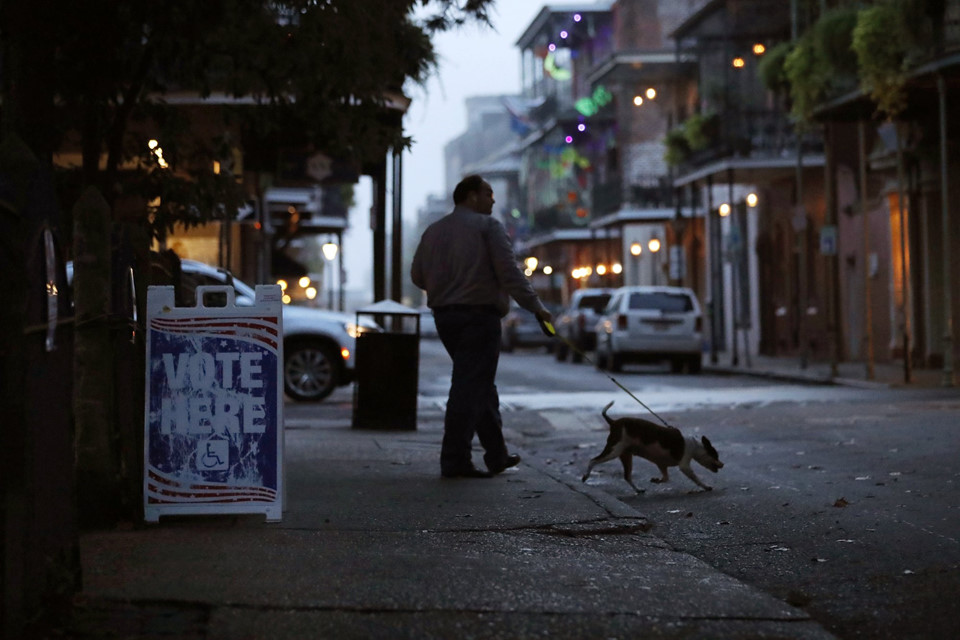 Bầu cử giữa kỳ Mỹ: Cử tri xếp hàng bỏ phiếu từ lúc trời chưa sáng