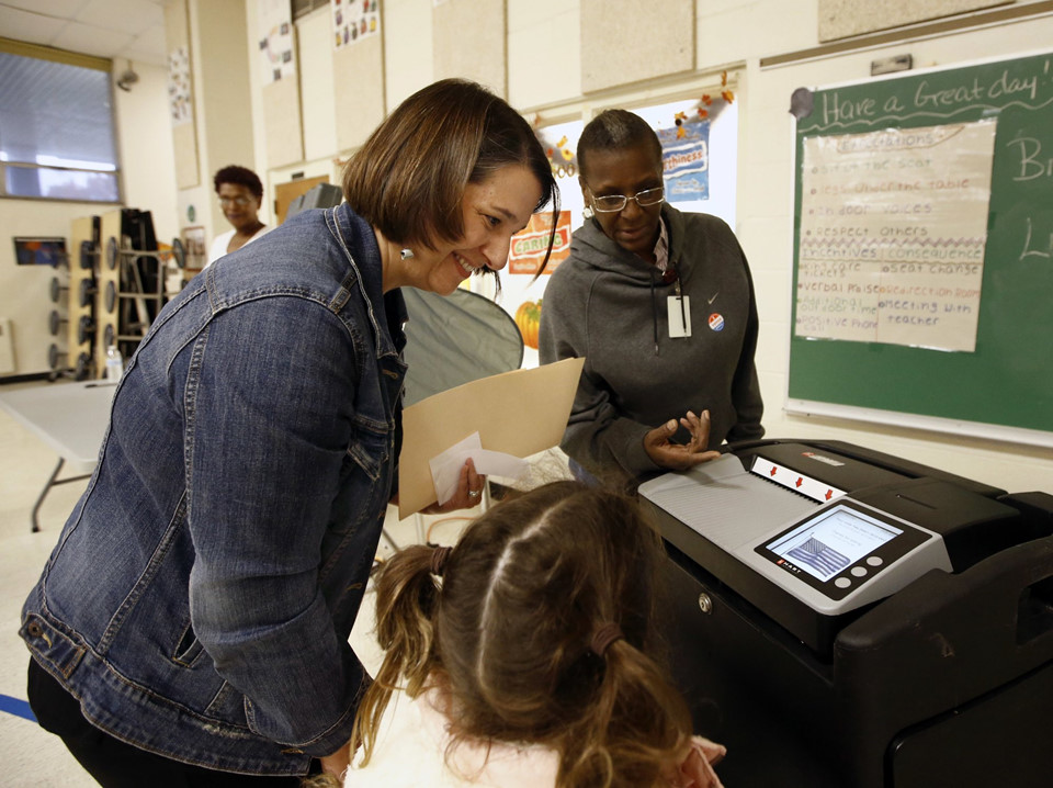 Bầu cử giữa kỳ Mỹ: Cử tri xếp hàng bỏ phiếu từ lúc trời chưa sáng