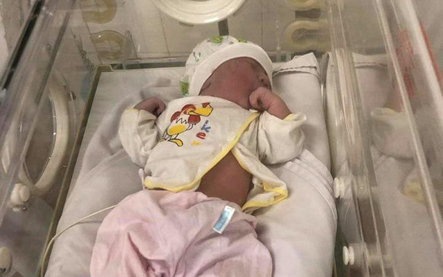 Phát hiện bé gái vừa chào đời bị bỏ trong túi nilon