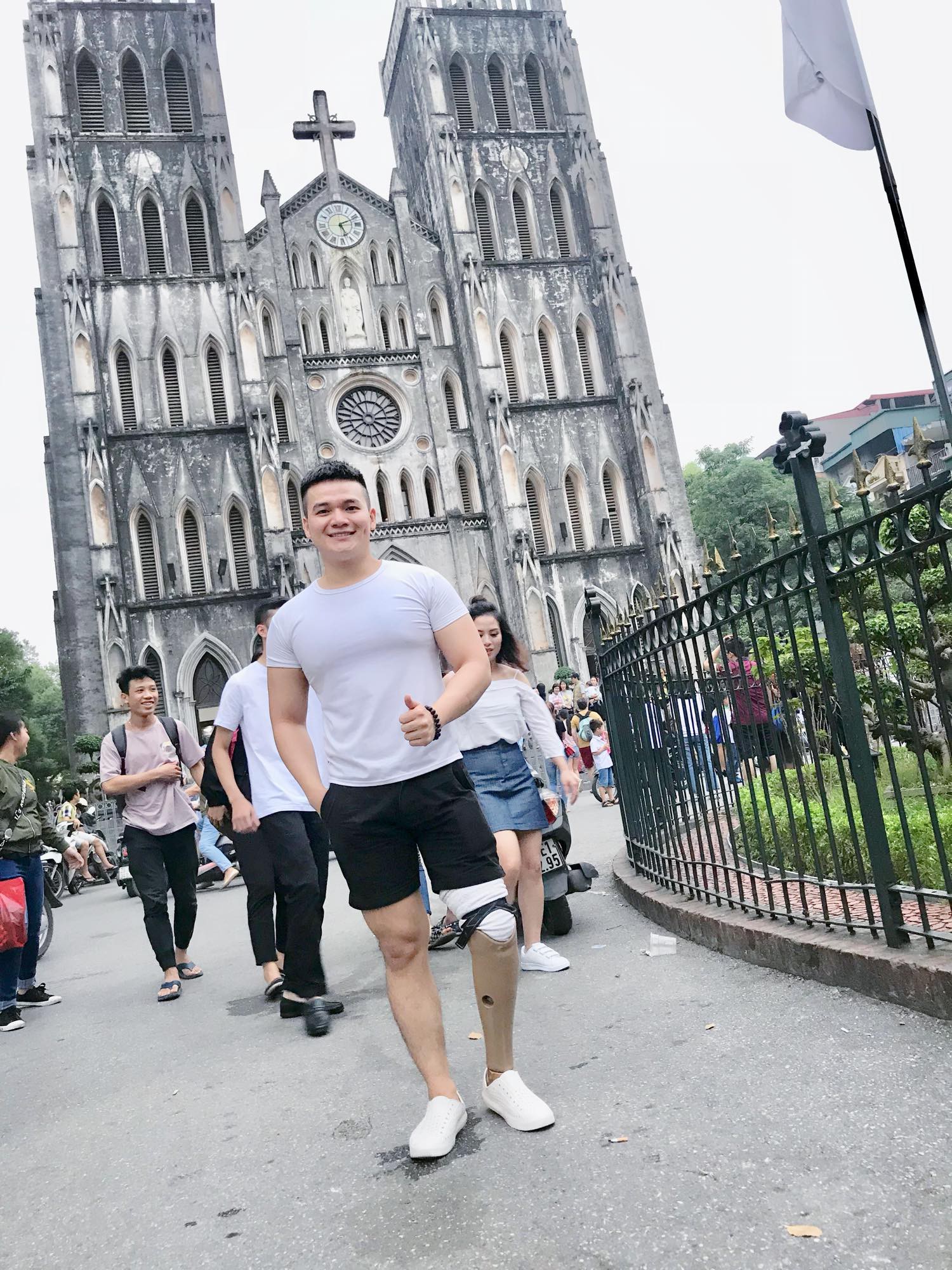 Chấn động trước câu chuyện chàng trai một chân dành cả thanh xuân chăm sóc cụ già neo đơn nhưng sự thật là...