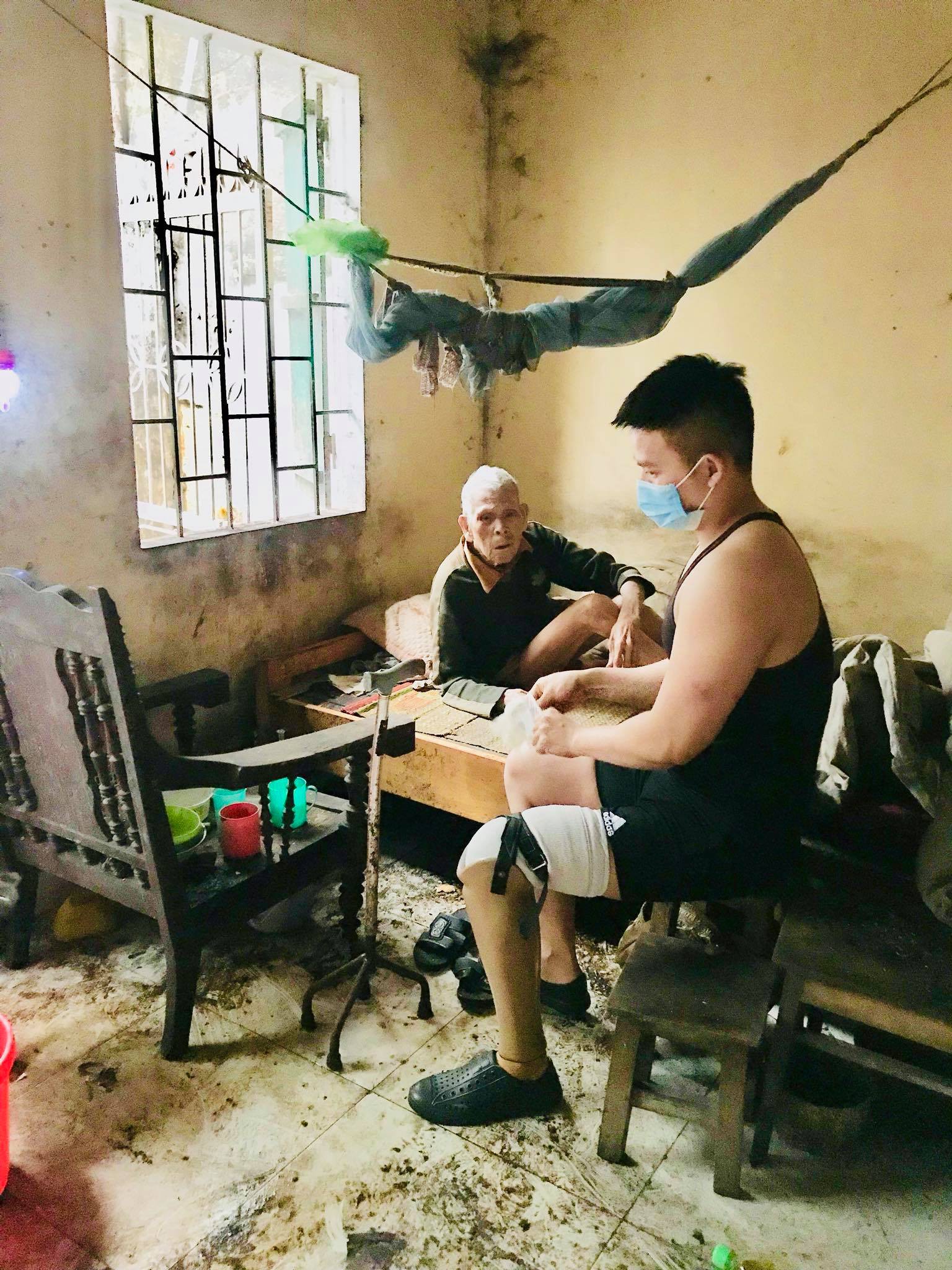 Chấn động trước câu chuyện chàng trai một chân dành cả thanh xuân chăm sóc cụ già neo đơn nhưng sự thật là...