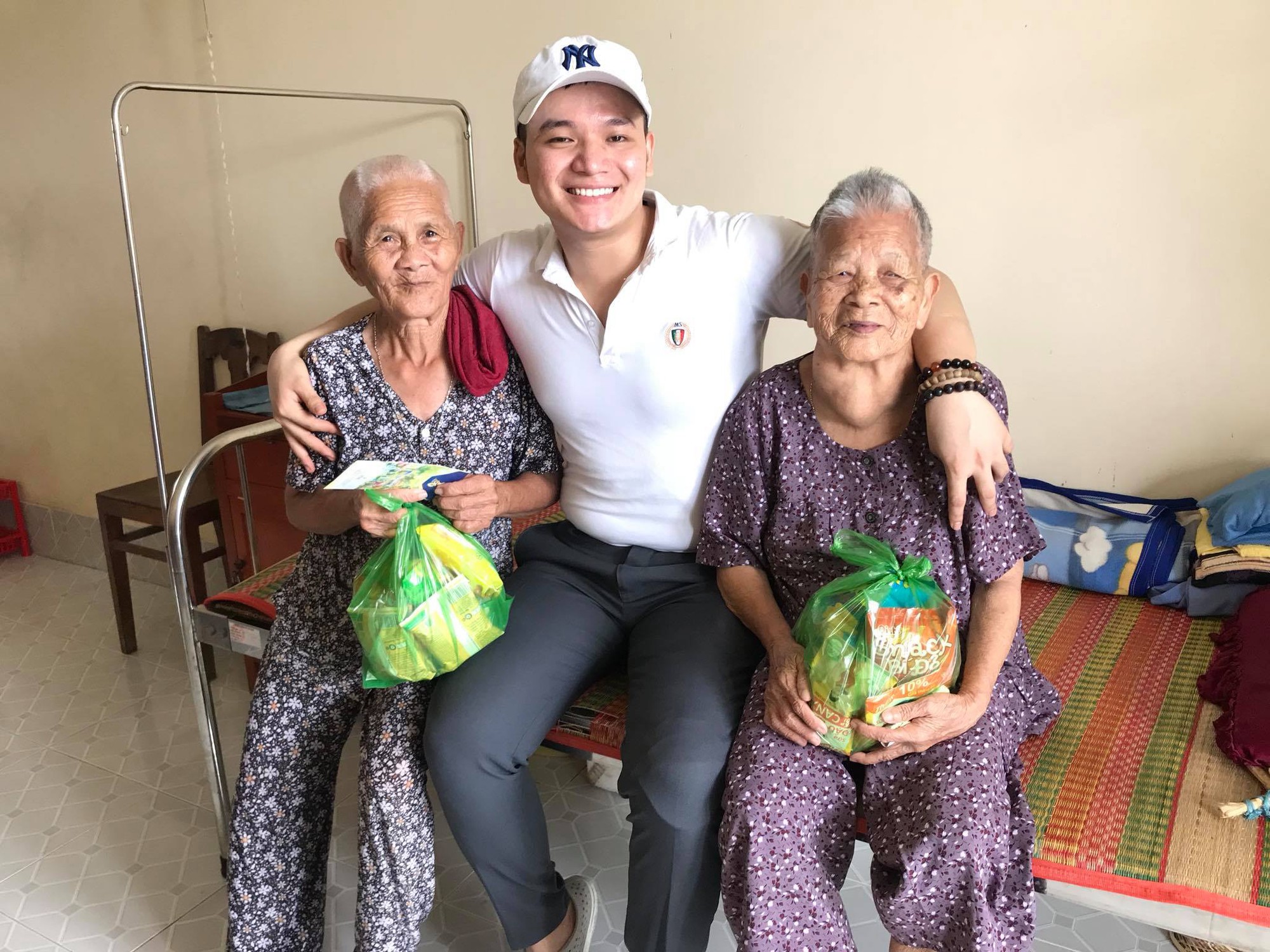 Chấn động trước câu chuyện chàng trai một chân dành cả thanh xuân chăm sóc cụ già neo đơn nhưng sự thật là...