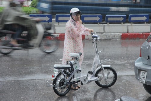 Trời mưa đi xe điện có an toàn không?