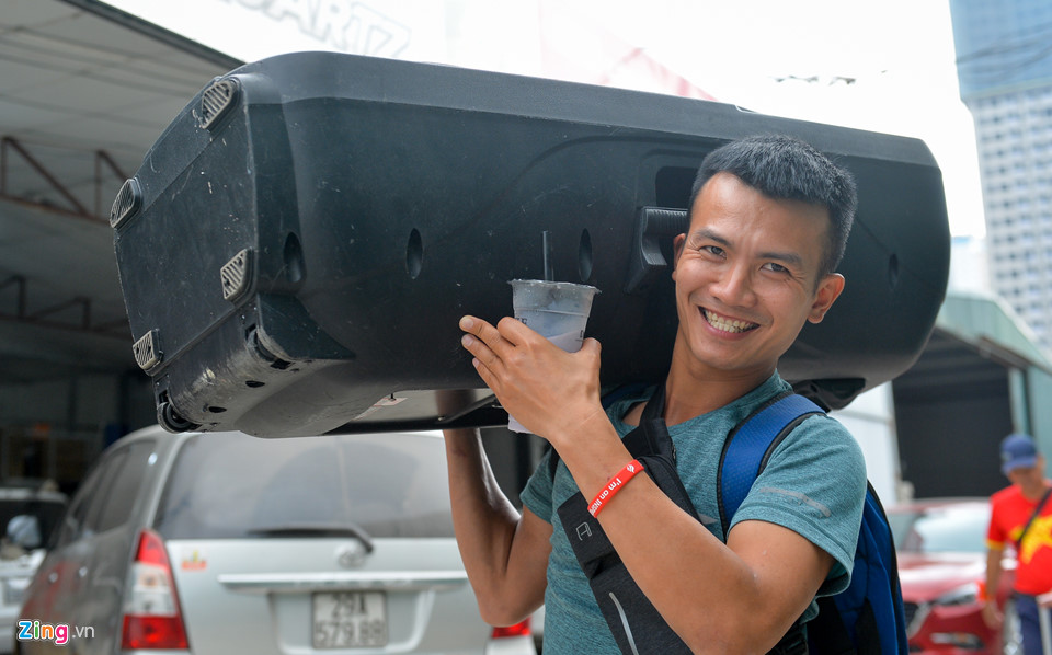 Người hâm mộ sang Lào cổ vũ ĐT Việt Nam ở trận ra quân AFF Cup