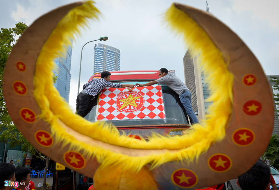 Người hâm mộ sang Lào cổ vũ ĐT Việt Nam ở trận ra quân AFF Cup