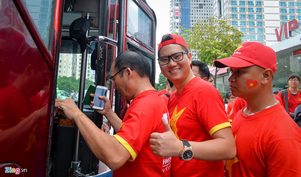 Người hâm mộ sang Lào cổ vũ ĐT Việt Nam ở trận ra quân AFF Cup