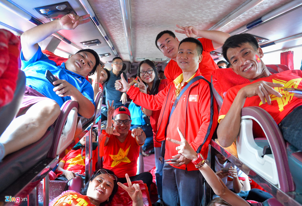 Người hâm mộ sang Lào cổ vũ ĐT Việt Nam ở trận ra quân AFF Cup