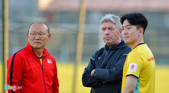 Trợ lý ngôn ngữ của HLV Park gặp tai nạn nghề nghiệp ở AFF Cup