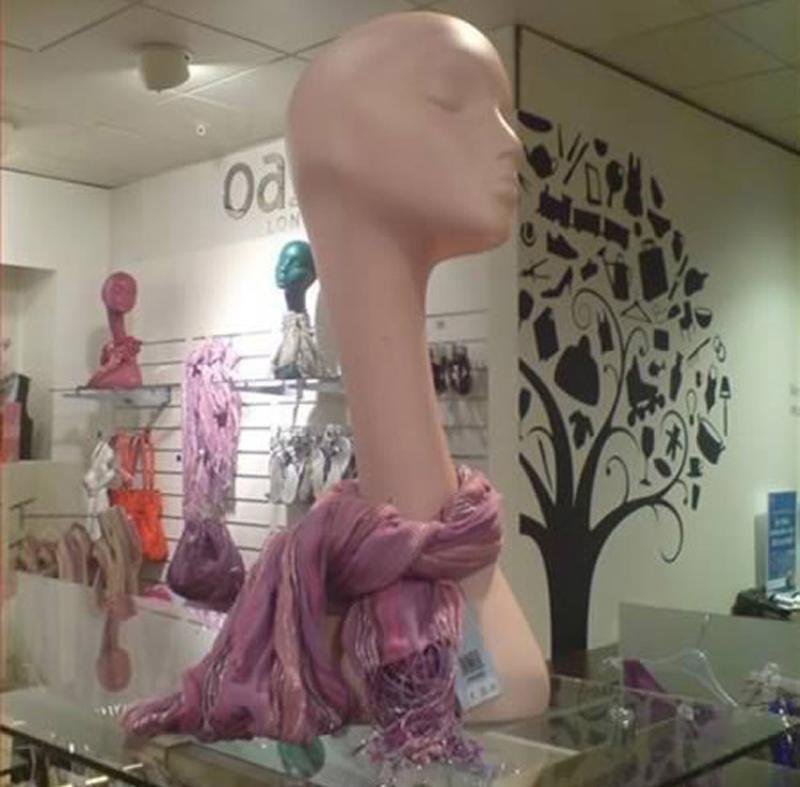 Chị em vừa ôm bụng cười, vừa thót tim khi đi mua hàng mà gặp ngay mẫu xịn cỡ này!