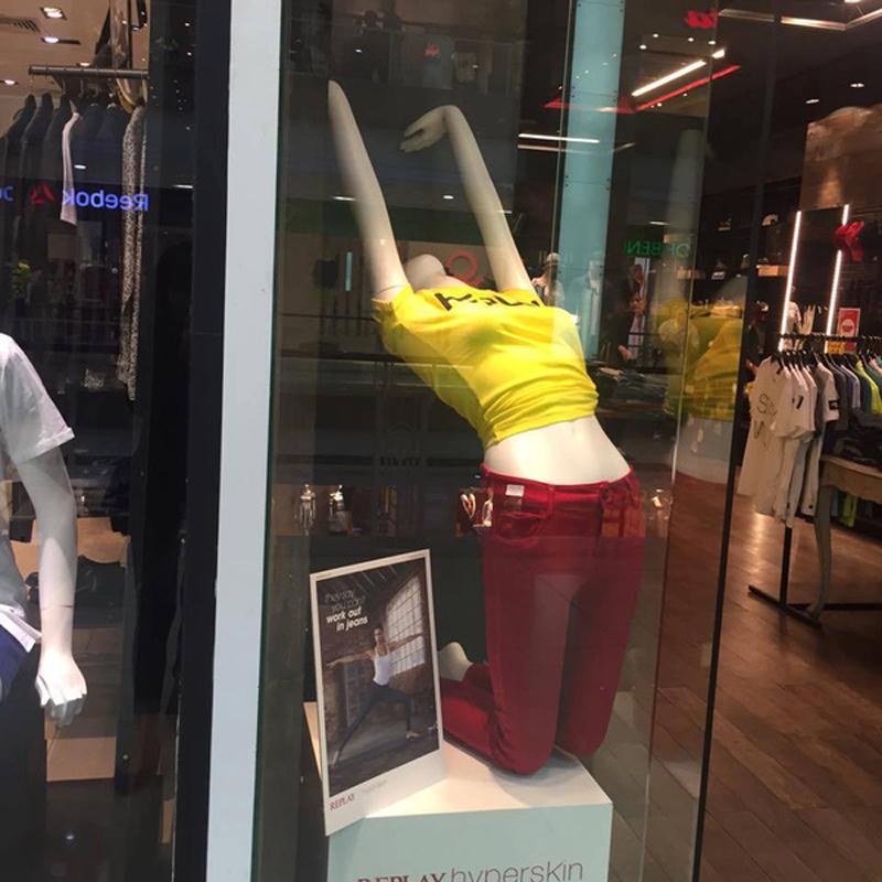 Chị em vừa ôm bụng cười, vừa thót tim khi đi mua hàng mà gặp ngay mẫu xịn cỡ này!