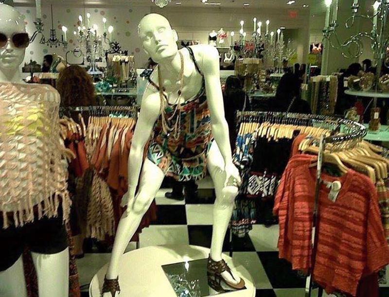 Chị em vừa ôm bụng cười, vừa thót tim khi đi mua hàng mà gặp ngay mẫu xịn cỡ này!