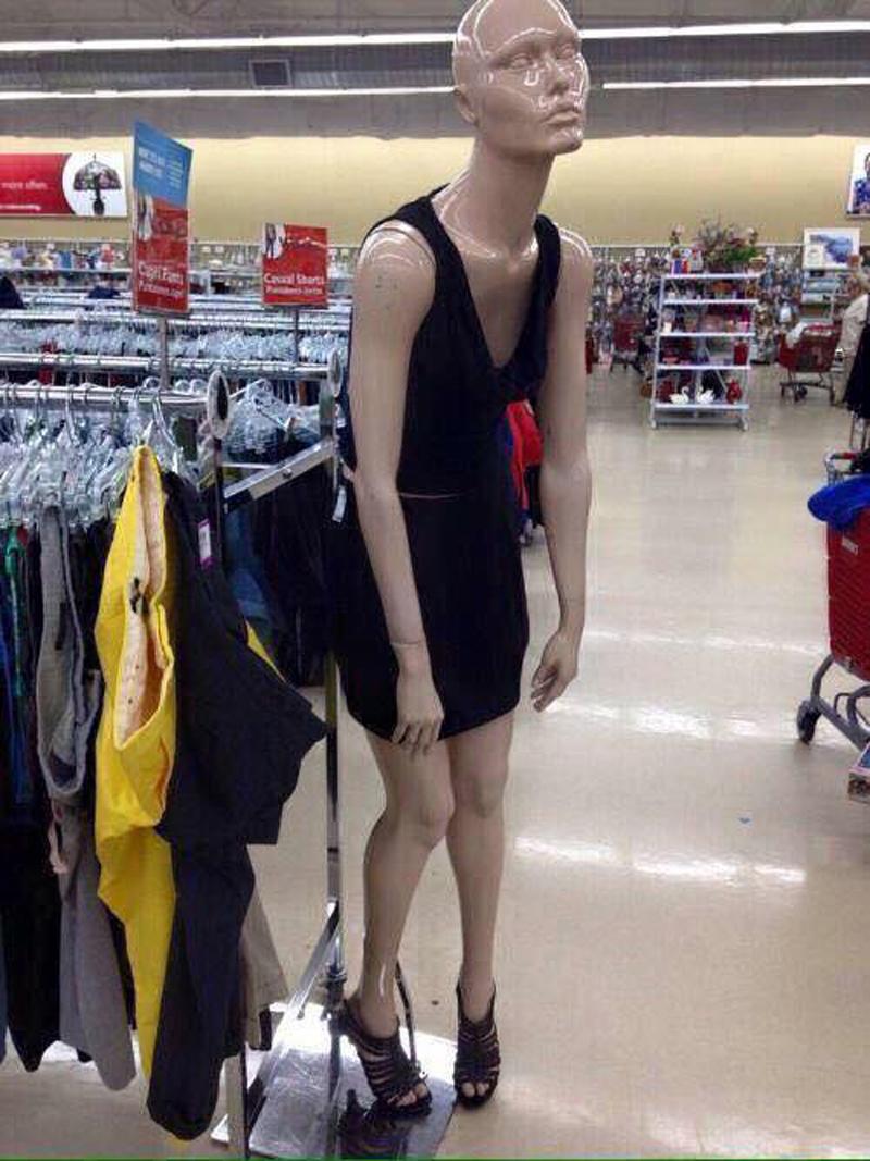 Chị em vừa ôm bụng cười, vừa thót tim khi đi mua hàng mà gặp ngay mẫu xịn cỡ này!