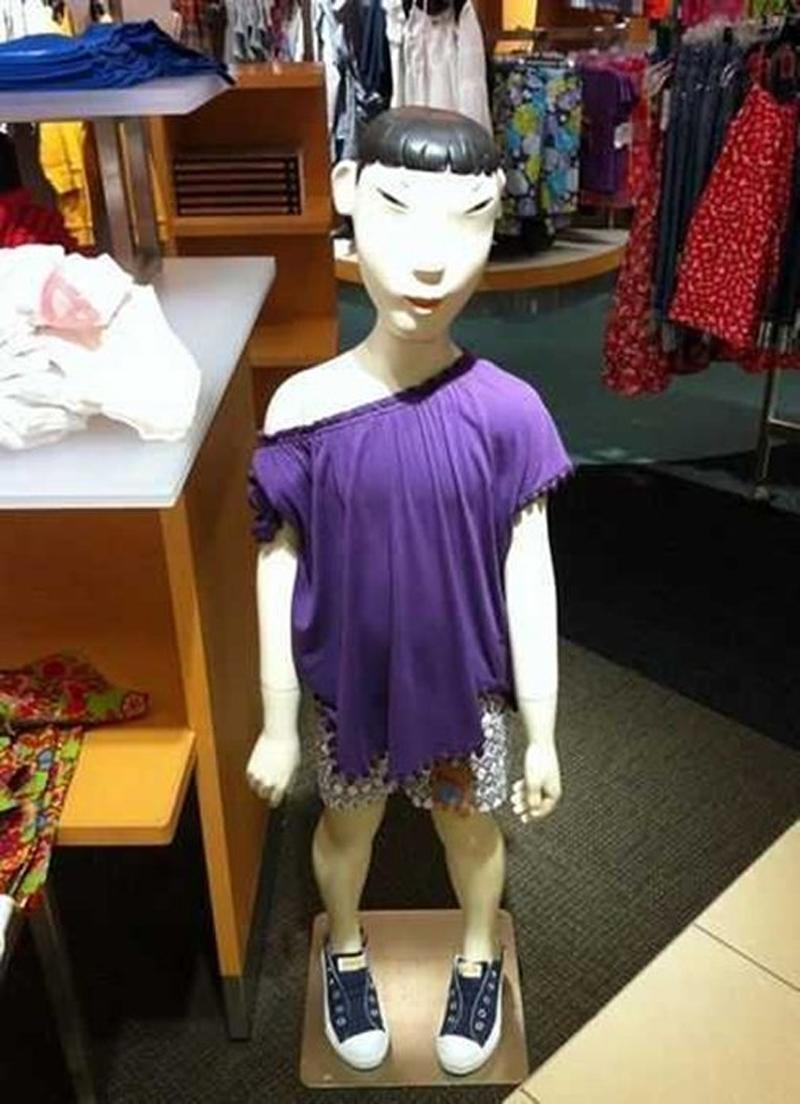 Chị em vừa ôm bụng cười, vừa thót tim khi đi mua hàng mà gặp ngay mẫu xịn cỡ này!