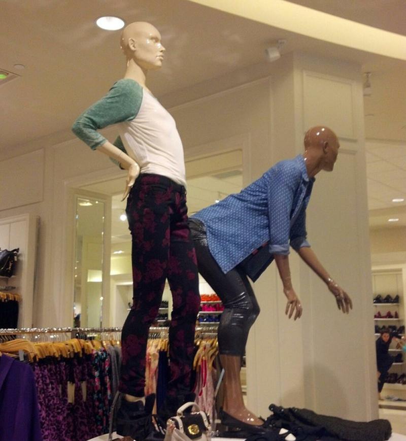 Chị em vừa ôm bụng cười, vừa thót tim khi đi mua hàng mà gặp ngay mẫu xịn cỡ này!