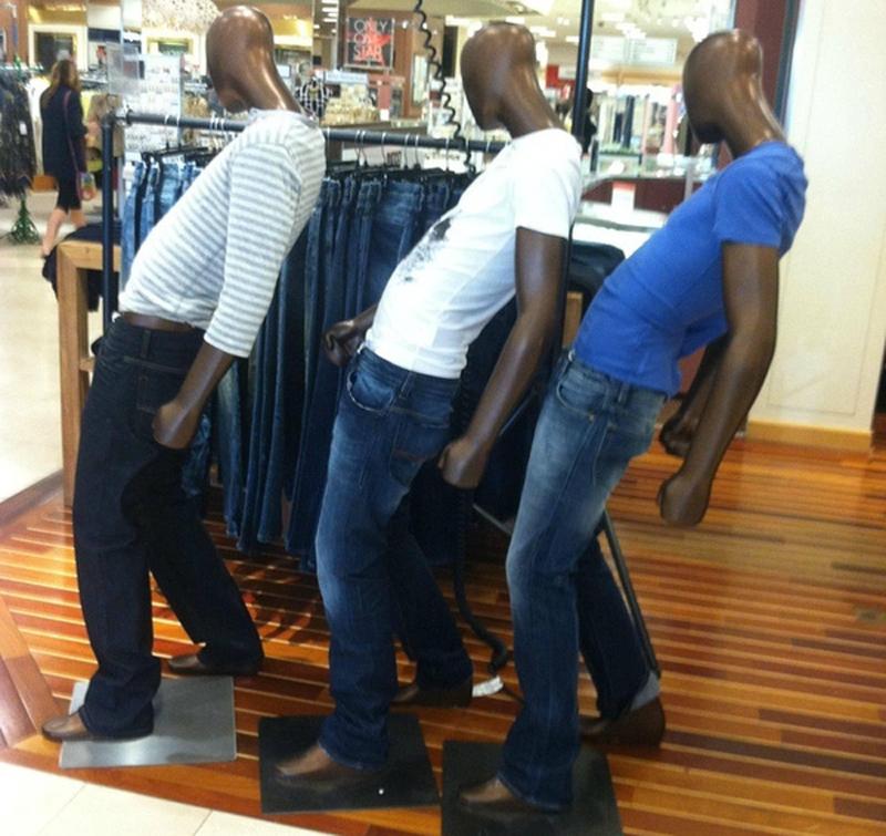 Chị em vừa ôm bụng cười, vừa thót tim khi đi mua hàng mà gặp ngay mẫu xịn cỡ này!