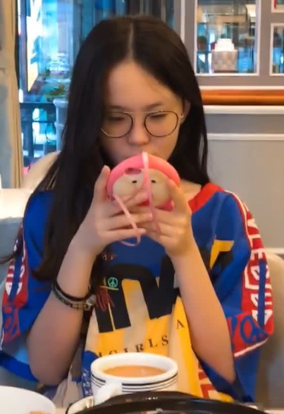 Thanh niên bị ném đá vì đăng đàn chê bạn gái quen qua mạng ngoài đời nhìn khác trên ảnh