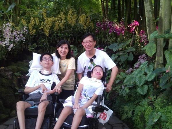 Sinh con khỏe mạnh nhưng 9 năm sau, cha đau đớn khi 3 con lần lượt mắc bệnh liệt thân