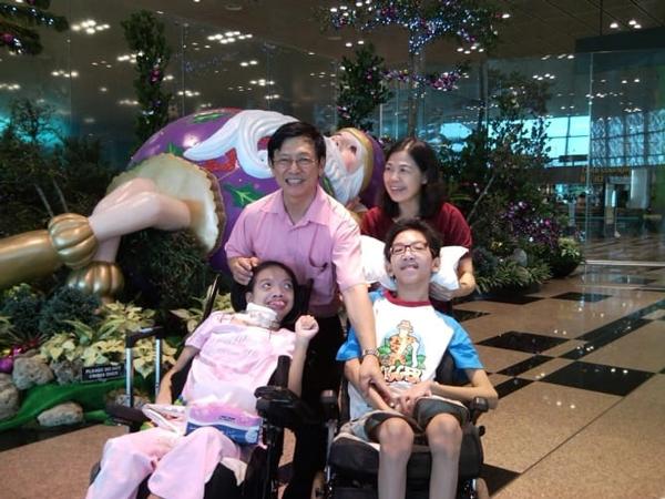 Sinh con khỏe mạnh nhưng 9 năm sau, cha đau đớn khi 3 con lần lượt mắc bệnh liệt thân