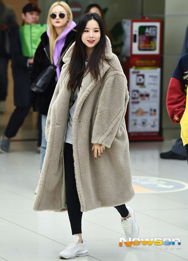 Street style chơi nhất tuần qua: Mới tháng 11 mà đã có 2 nàng kịp diện áo rét siêu nổi