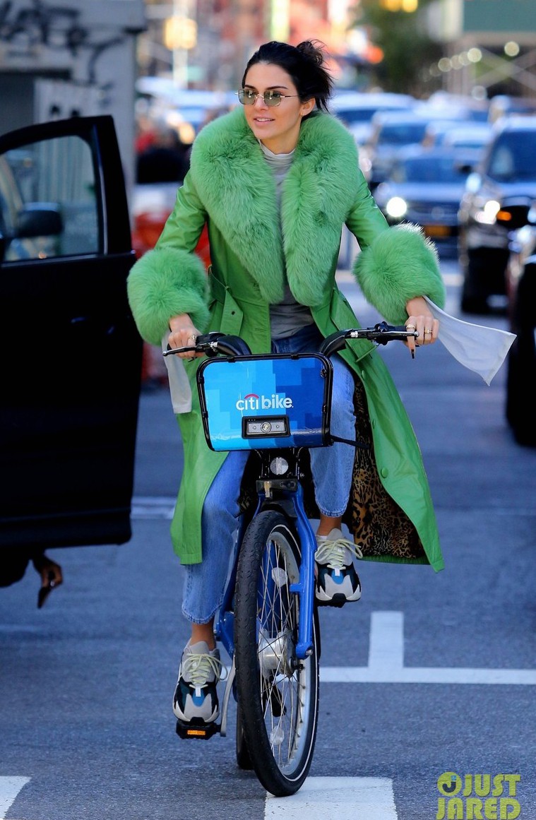 Street style chơi nhất tuần qua: Mới tháng 11 mà đã có 2 nàng kịp diện áo rét siêu nổi