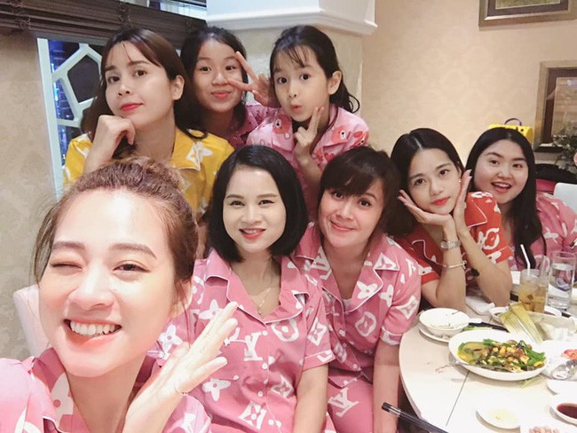 Trang phục tiệc tùng của sao Việt bây giờ là diện đồ ngủ đáng yêu hết nấc thế này!