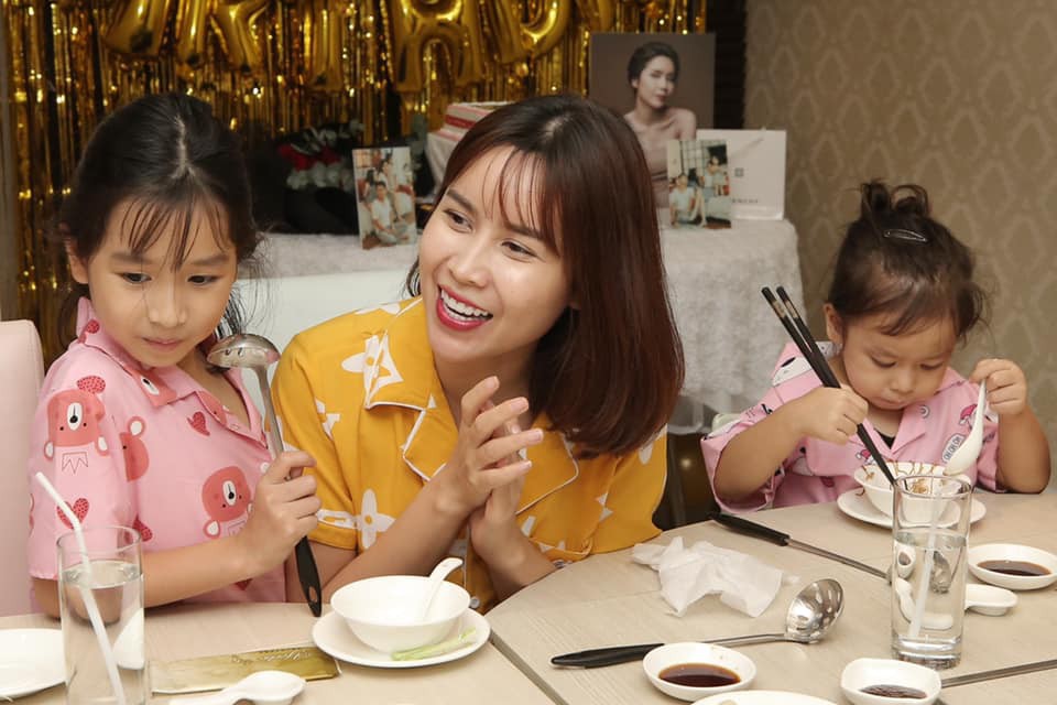 Trang phục tiệc tùng của sao Việt bây giờ là diện đồ ngủ đáng yêu hết nấc thế này!