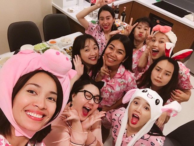 Trang phục tiệc tùng của sao Việt bây giờ là diện đồ ngủ đáng yêu hết nấc thế này!