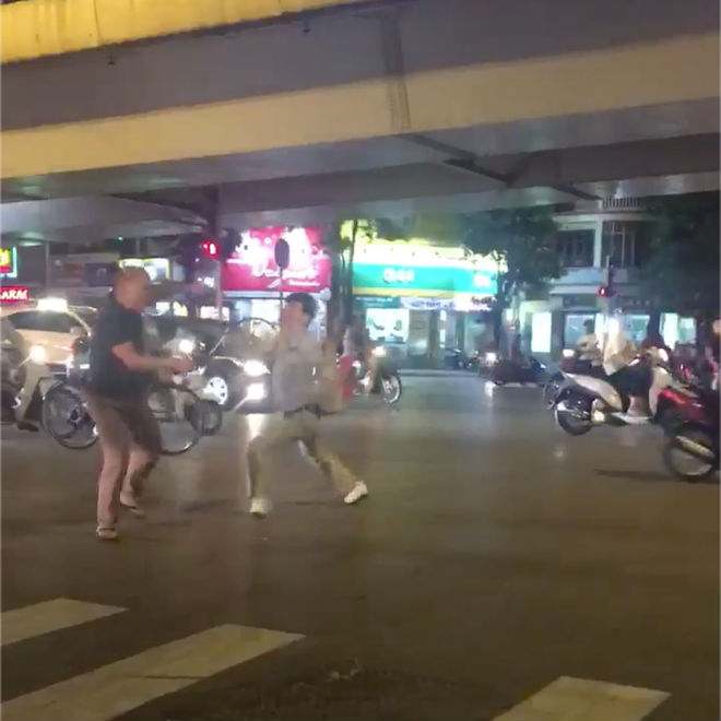 Cãi vã sau va chạm, hai tài xế rút vợt tennis vụt nhau chí tử khiến một người bỏ chạy