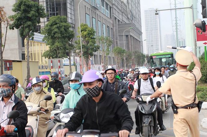 Vì sao đoàn người liều lĩnh dắt xe ngược chiều trước mặt CSGT?