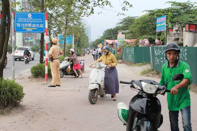 Vì sao đoàn người liều lĩnh dắt xe ngược chiều trước mặt CSGT?