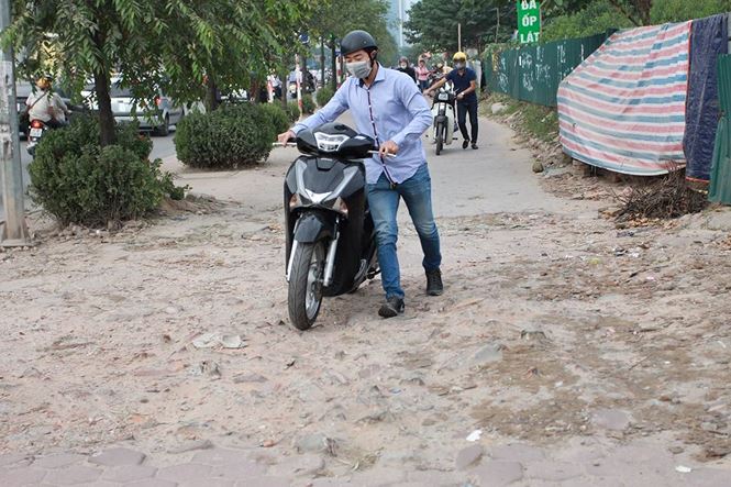 Vì sao đoàn người liều lĩnh dắt xe ngược chiều trước mặt CSGT?