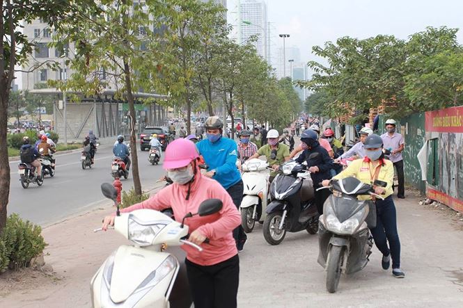 Vì sao đoàn người liều lĩnh dắt xe ngược chiều trước mặt CSGT?