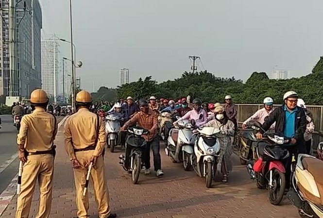 Vì sao đoàn người liều lĩnh dắt xe ngược chiều trước mặt CSGT?