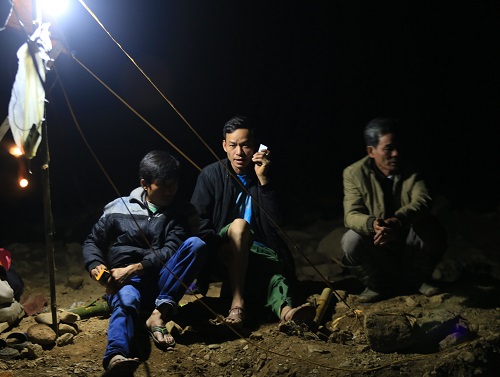 Hòa Bình dồn tổng lực giải cứu hai phu vàng mắc kẹt trong hôm nay