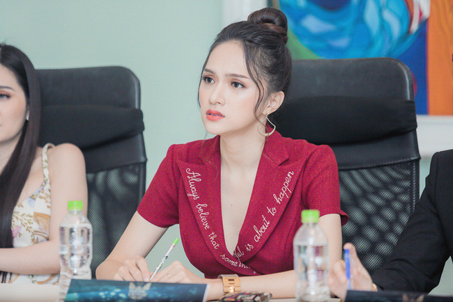Hoa hậu Hương Giang đẹp rạng rỡ, chính thức ngồi vào ghế nóng của The Tiffany Vietnam Hoa hậu Hương Giang đẹp rạng rỡ, chính thức ngồi vào ghế nóng của The Tiffany Vietnam