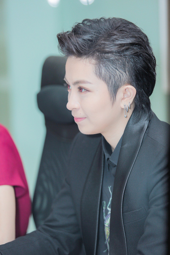 Hoa hậu Hương Giang đẹp rạng rỡ, chính thức ngồi vào ghế nóng của The Tiffany Vietnam