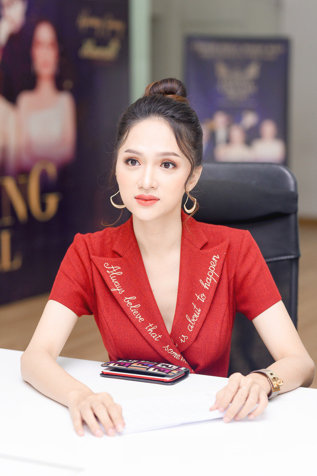 Hoa hậu Hương Giang đẹp rạng rỡ, chính thức ngồi vào ghế nóng của The Tiffany Vietnam