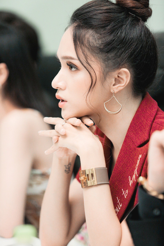 Hoa hậu Hương Giang đẹp rạng rỡ, chính thức ngồi vào ghế nóng của The Tiffany Vietnam Hoa hậu Hương Giang đẹp rạng rỡ, chính thức ngồi vào ghế nóng của The Tiffany Vietnam