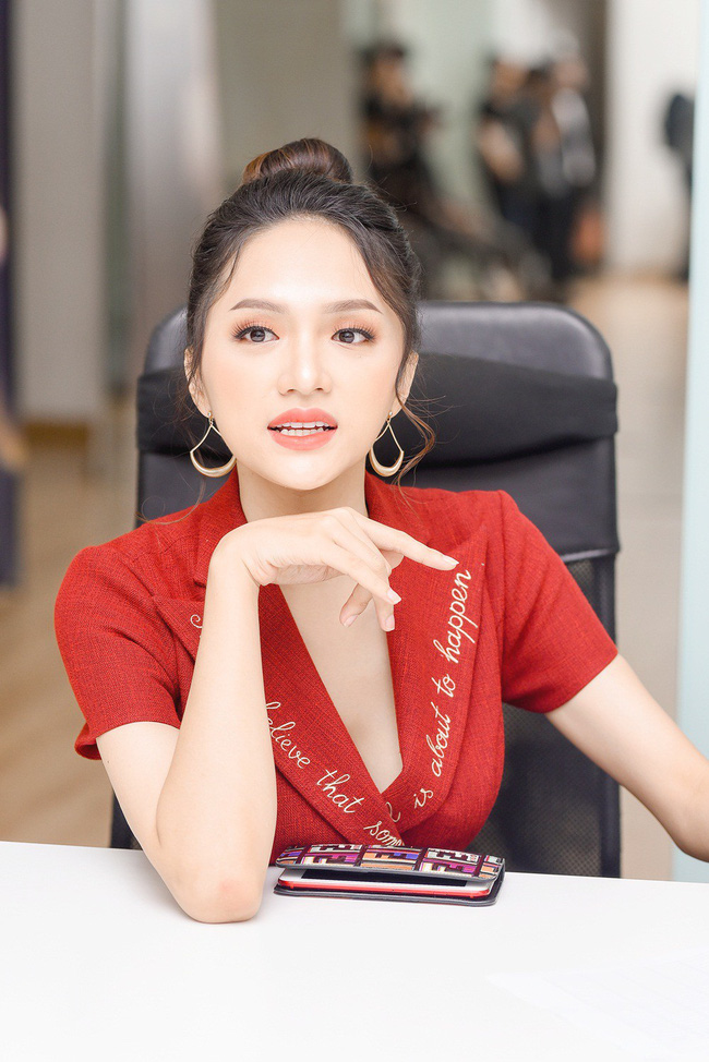 Hoa hậu Hương Giang đẹp rạng rỡ, chính thức ngồi vào ghế nóng của The Tiffany Vietnam Hoa hậu Hương Giang đẹp rạng rỡ, chính thức ngồi vào ghế nóng của The Tiffany Vietnam