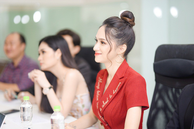 Hoa hậu Hương Giang đẹp rạng rỡ, chính thức ngồi vào ghế nóng của The Tiffany Vietnam Hoa hậu Hương Giang đẹp rạng rỡ, chính thức ngồi vào ghế nóng của The Tiffany Vietnam
