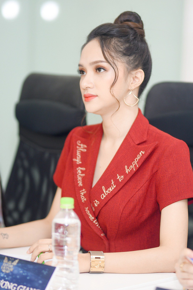 Hoa hậu Hương Giang đẹp rạng rỡ, chính thức ngồi vào ghế nóng của The Tiffany Vietnam Hoa hậu Hương Giang đẹp rạng rỡ, chính thức ngồi vào ghế nóng của The Tiffany Vietnam