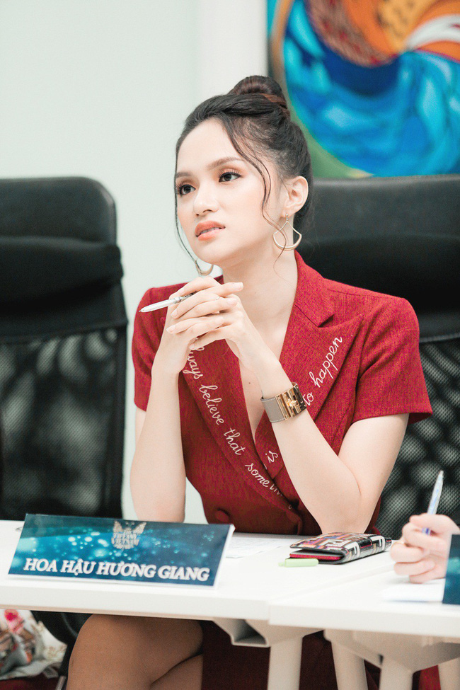 Hoa hậu Hương Giang đẹp rạng rỡ, chính thức ngồi vào ghế nóng của The Tiffany Vietnam Hoa hậu Hương Giang đẹp rạng rỡ, chính thức ngồi vào ghế nóng của The Tiffany Vietnam