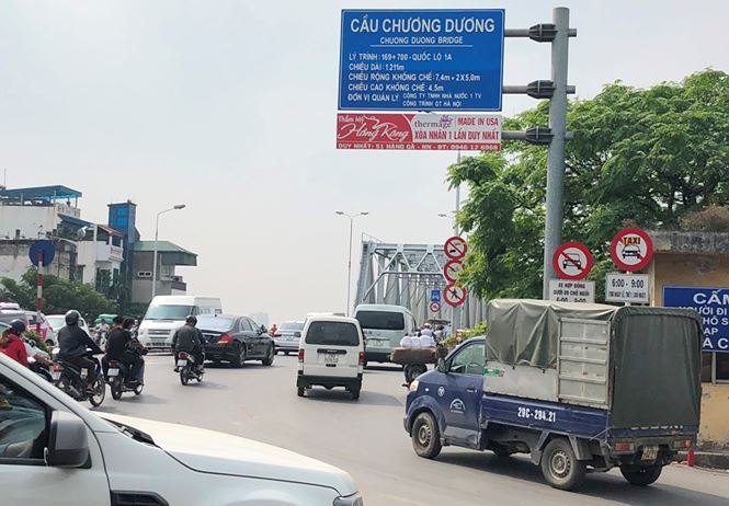 Sau vụ xe Mercedes lao sông Hồng: Lan can cầu Chương Dương cần gia cố