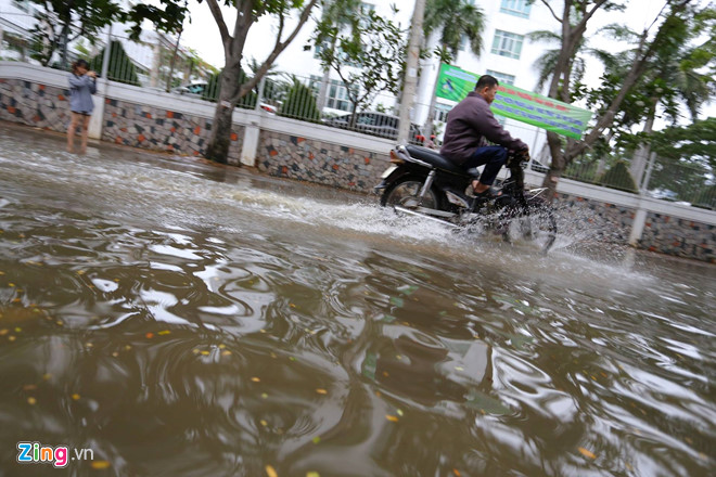 Triều cường dâng cao, khu nhà giàu Thảo Điền lại ngập lênh láng