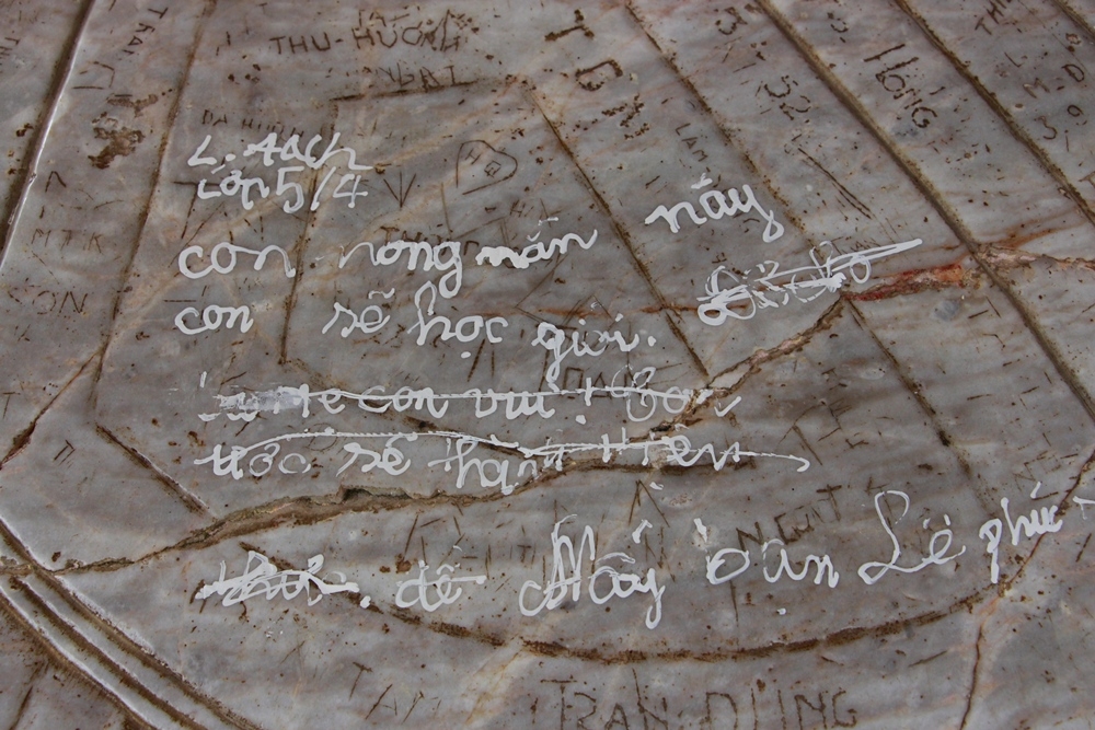 Di tích, bảo vật quốc gia ở Huế bị vẽ bậy