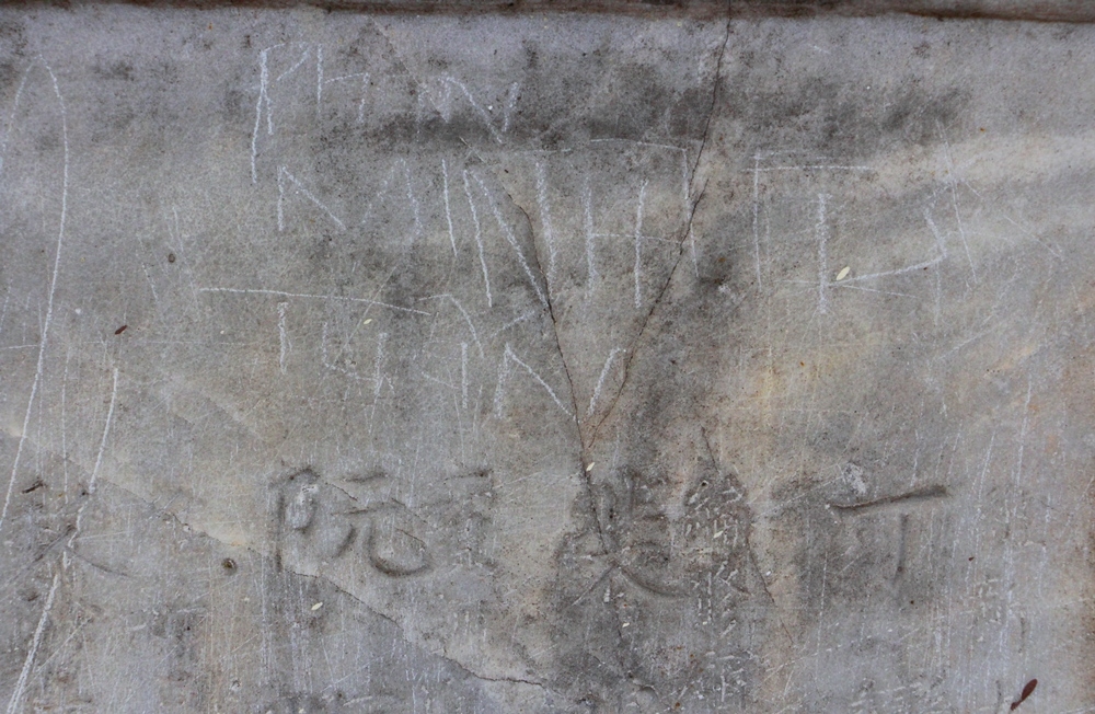 Di tích, bảo vật quốc gia ở Huế bị vẽ bậy