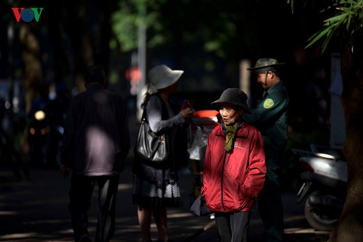 Những hình ảnh bình dị, thân thương trên phố phường Hà Nội