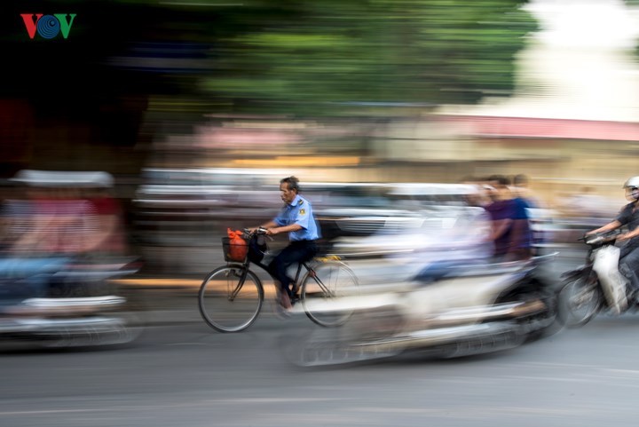 Những hình ảnh bình dị, thân thương trên phố phường Hà Nội