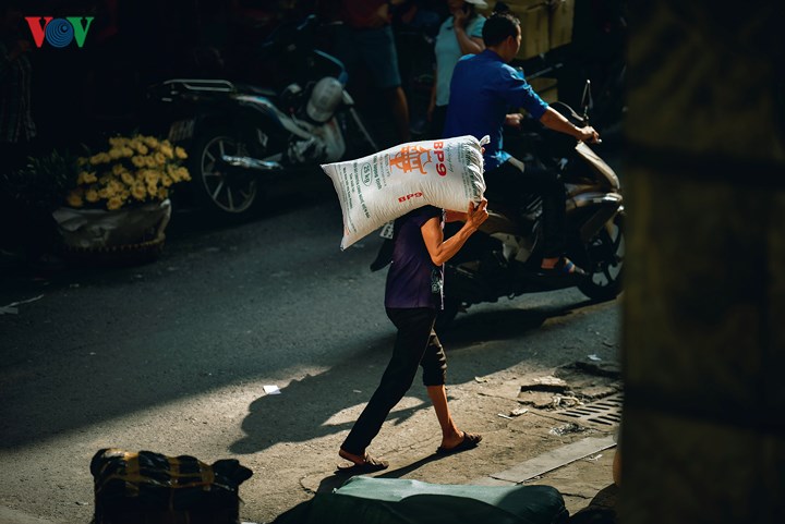 Những hình ảnh bình dị, thân thương trên phố phường Hà Nội